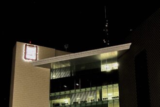 Edificio de la presidencia municipal de Torreón en la Plaza Mayor de noche