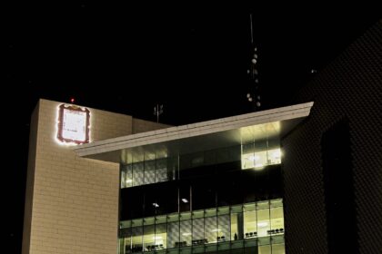 Edificio de la presidencia municipal de Torreón en la Plaza Mayor de noche