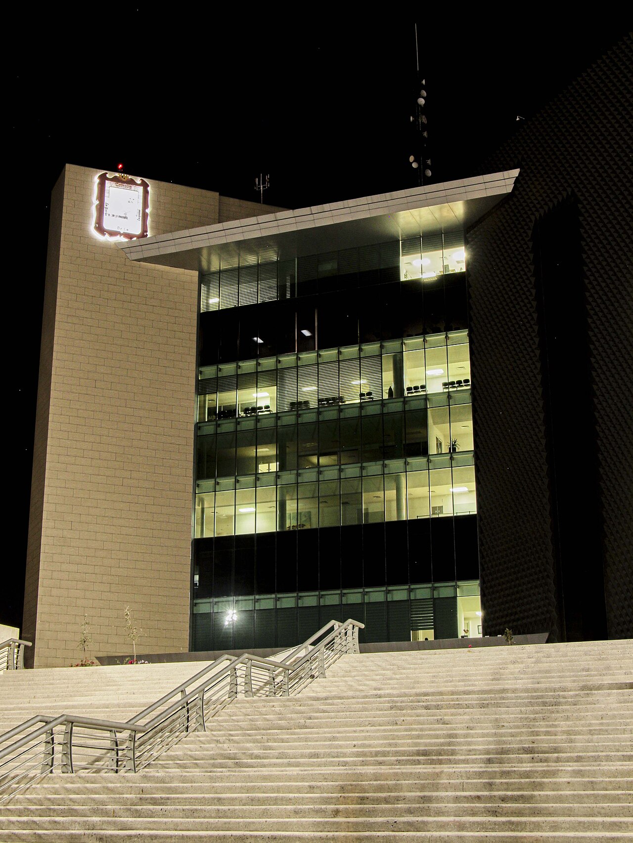 Edificio de la presidencia municipal de Torreón en la Plaza Mayor de noche