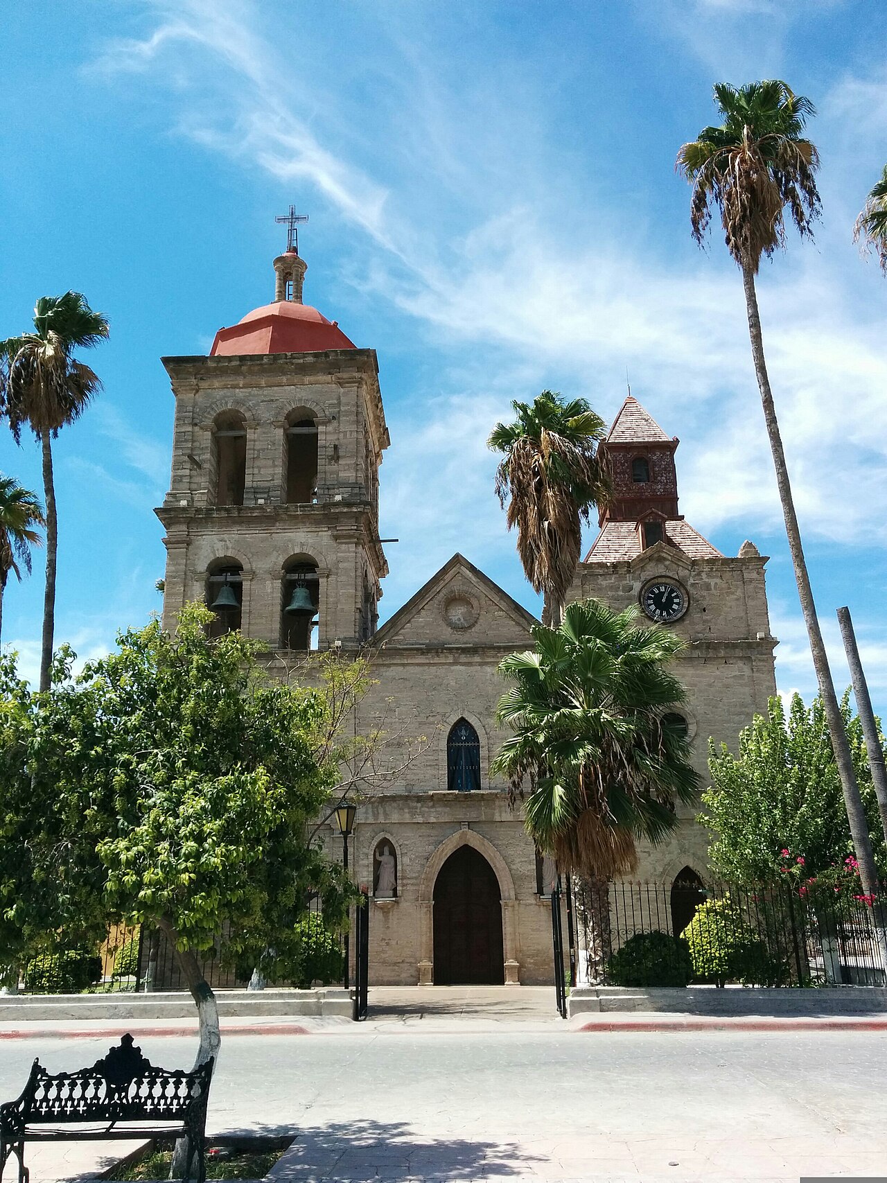 Parroquia de San José en la plaza principal de Cuatro Ciénegas, Coahuila