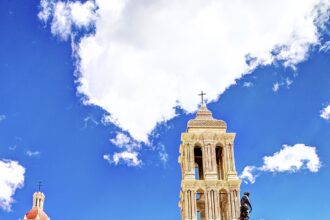 Plaza de Armas y Catedral de Santiago en el centro de Saltillo, Coahuila