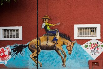 Mural del festival de rodeo en la Plaza de las Ciudades Hermanas de Saltillo