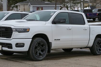 Camioneta Ram 1500 Sport 2026 en color blanco